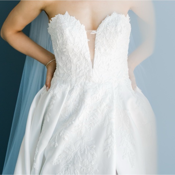 Wedding dress - Picture 3 of 6